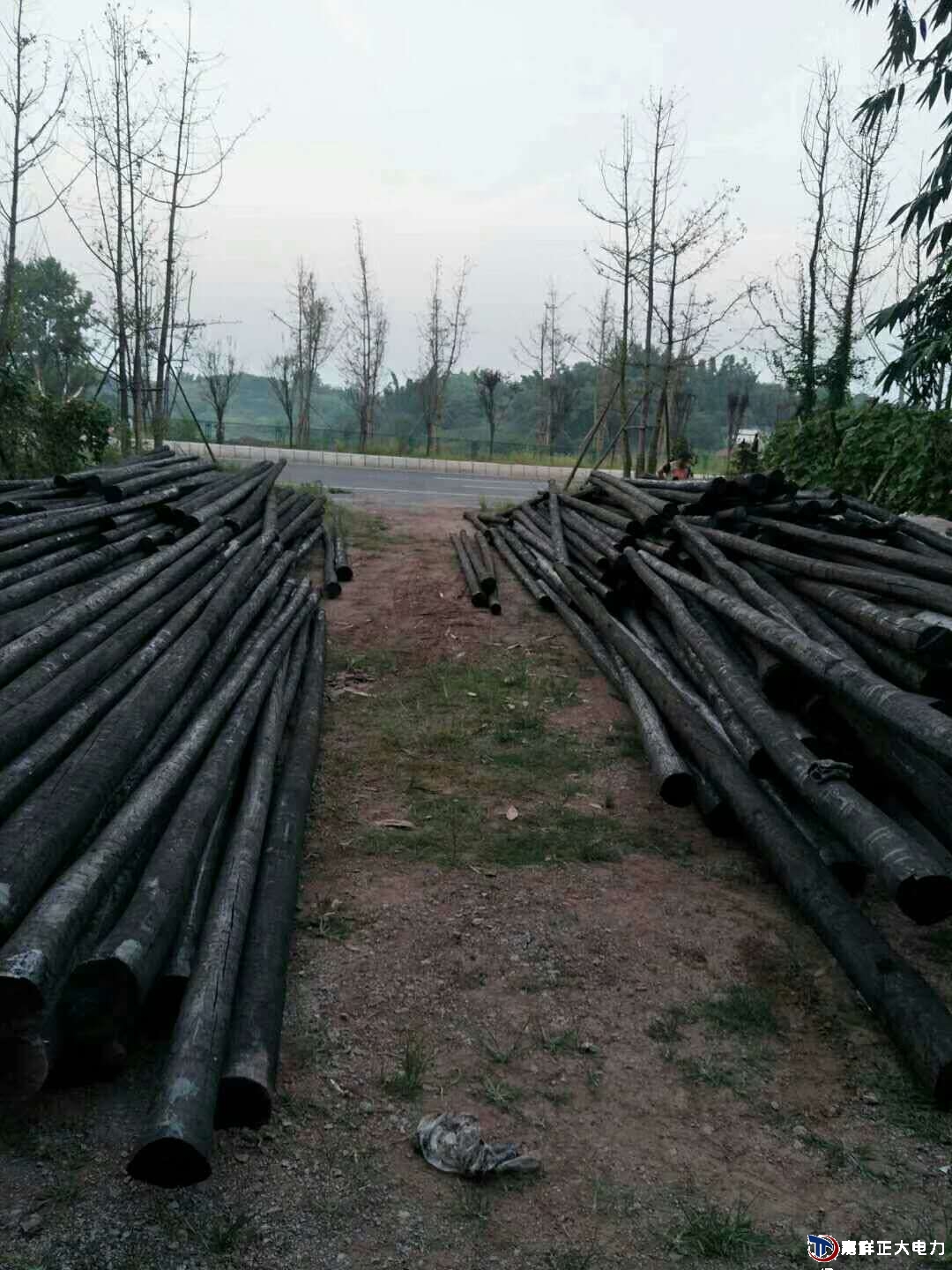 发往四川自贡富顺县450根7米110型防腐油木杆完成订单
