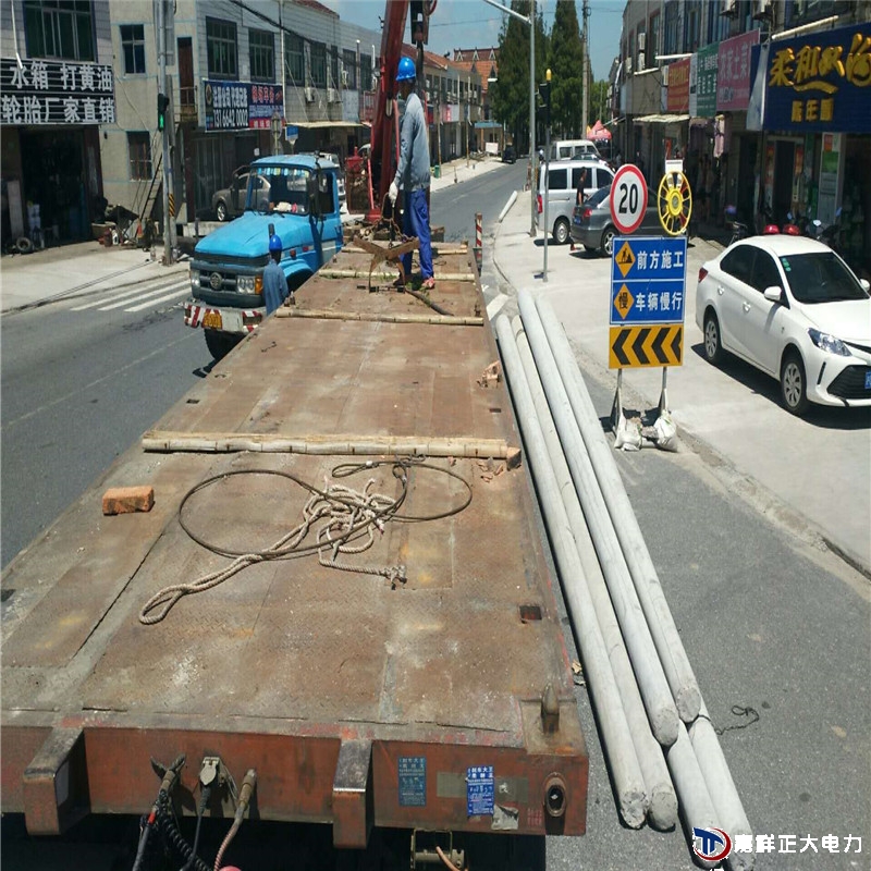 发往上海12米国标水泥路灯杆顺利到达
